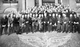 "Kurs adiunktów w DOKP Wrocław", zdjęcie grupowe przed budynkiem, 6.12.1946....